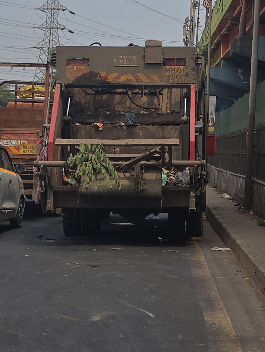 abhijeetchawan's tweet photo. @CMOMaharashtra @mcmcgm @MumbaiPolice @mybmcHealthDept
15/10/2025, पूर्व दुर्तागती महामार्ग मुलुंड ते भांडुपच्या मध्ये एक जण दारू पीत फोनवर बोलत गाडी चालवतो तर दुसऱ्या ठिकाणी गाडी बंद मुंबई महानगरपालिका कचरा गाड्यांची दुर्दशा तर कामगार 🤦.. https://t.co/1uXWh94c13