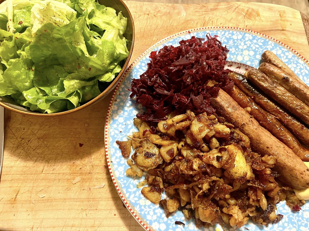 superringgo's tweet image. Der Söder-Teller; Klassiker und zugleich kulinarisches Highlight der deutschen Küche modern und #vegan interpretiert:
Dreierlei von #Bratwurst an #Bratkartoffel und #Rotkraut.
Das Rotkraut selbst geschnitten & fermentiert
#GoVegan #soederisst #wurst #deutschewurst