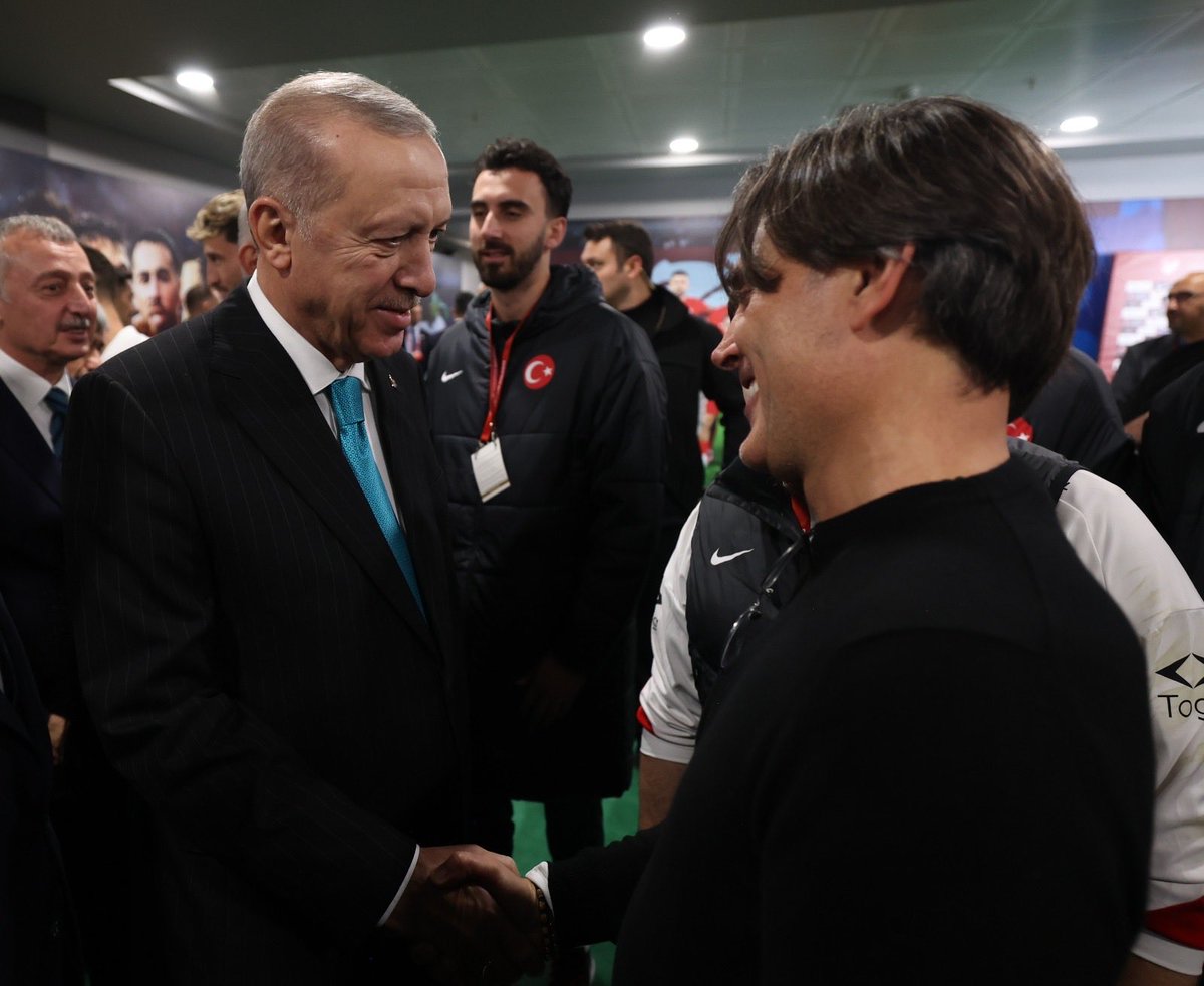 T.C. İletişim Başkanlığı (@iletisim) on Twitter photo Cumhurbaşkanımız Sayın Recep Tayyip Erdoğan, Türkiye A Millî Futbol Takımı'nın 2026 FIFA Dünya Kupası elemelerinde, Gürcistan'ı 4-1 mağlup etmesinin ardından futbolcuları ve teknik heyeti tebrik etti. Cumhurbaşkanımız Sayın Recep Tayyip Erdoğan, Türkiye A Millî Futbol Takımı'nın 2026 FIFA Dünya Kupası elemelerinde, Gürcistan'ı 4-1 mağlup etmesinin ardından futbolcuları ve teknik heyeti tebrik etti.