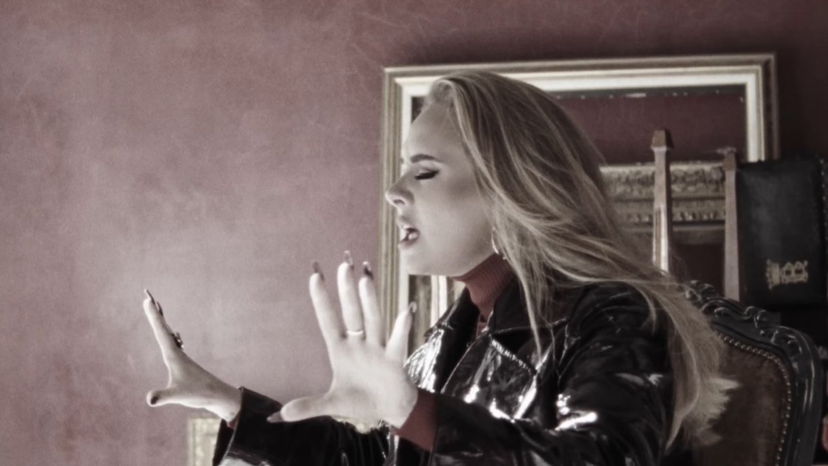 PopBase's tweet image. 4 years ago today, Adele released ‘Easy On Me.’