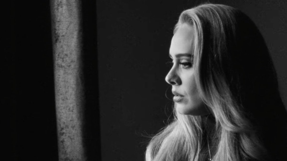 PopBase's tweet image. 4 years ago today, Adele released ‘Easy On Me.’