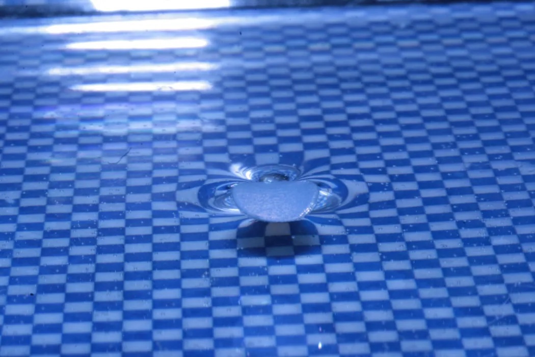 🌀 New paper in <a href="/PhysRevFluids/">Physical Review Fluids</a>
We go beyond the Cheerios Effect and introduce the Pringles Effect 🍥 — how curved, floating particles self-assemble side-by-side or end-to-end through capillary forces. Programmable self-assembly !
👉 doi.org/10.1103/f3tr-k…