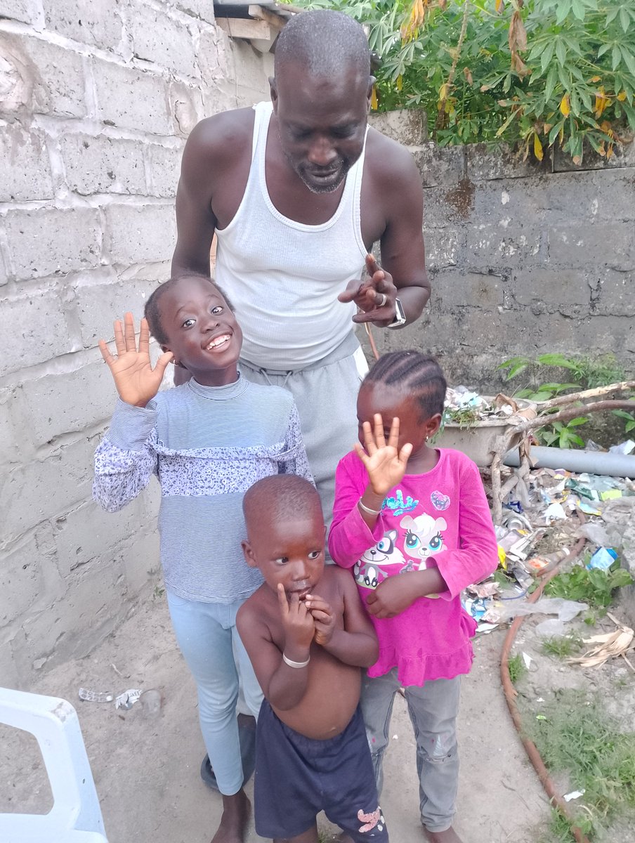 Hello everyone I am ousman fatty and leaving in Gambia 🇬🇲 the smiling cost of Africa 🌍.
I am here to fine help for my family I am leaving with my three kids and loss my wife it be a couple day without having food to eat so please my dear good people me and family really help.🙏
