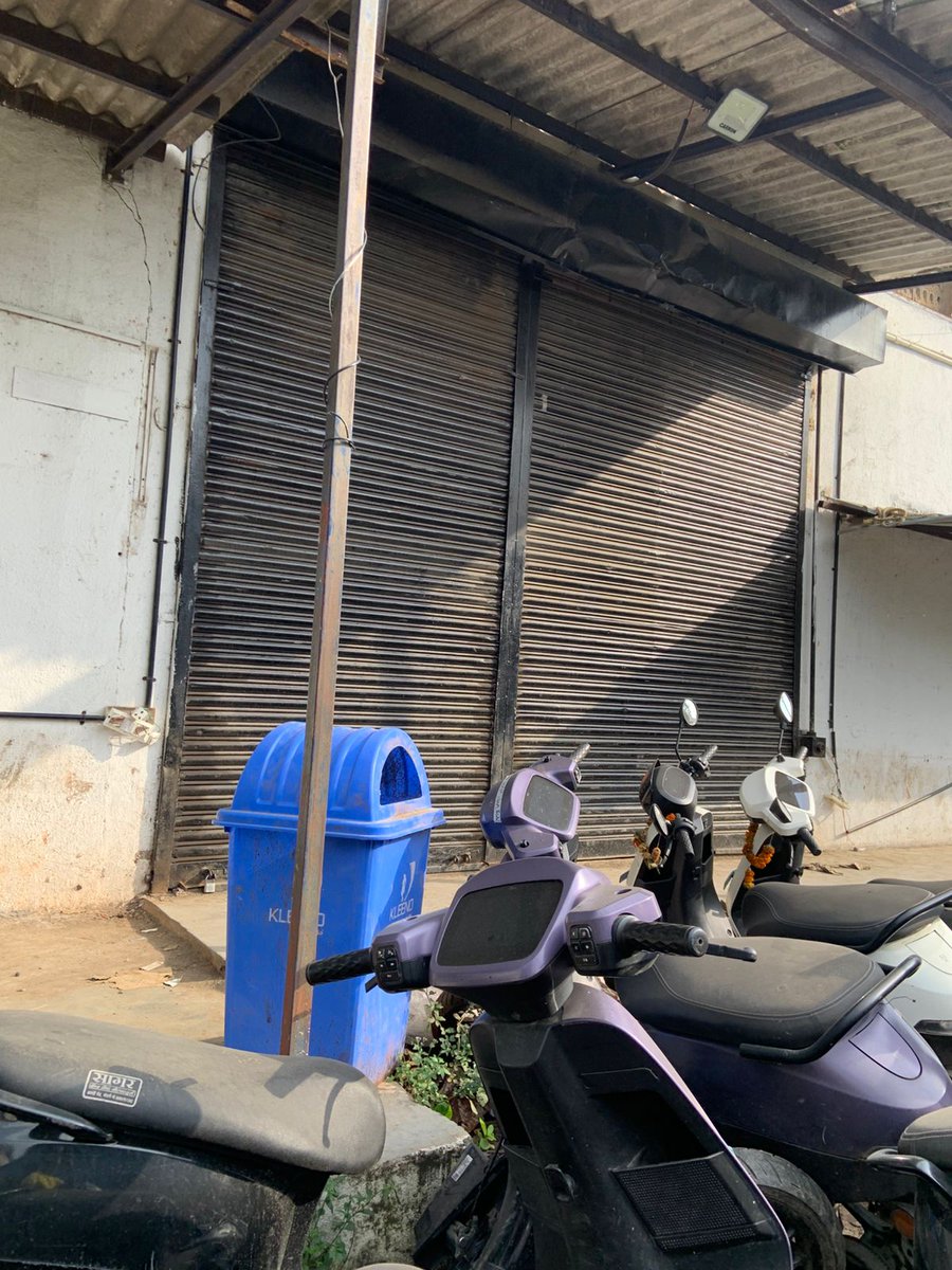Rajkumar71l's tweet photo. @OlaElectric Really frustrated with Ola! The Pune showroom is closed. and can’t even get a service appointment. My scooter isn’t running, and I’ve already paid for extended warranty who’s going to handle it now? Do I have to go all the way to Bangalore Giga Factory for service? Totally disap. https://t.co/SJYyg2axXt