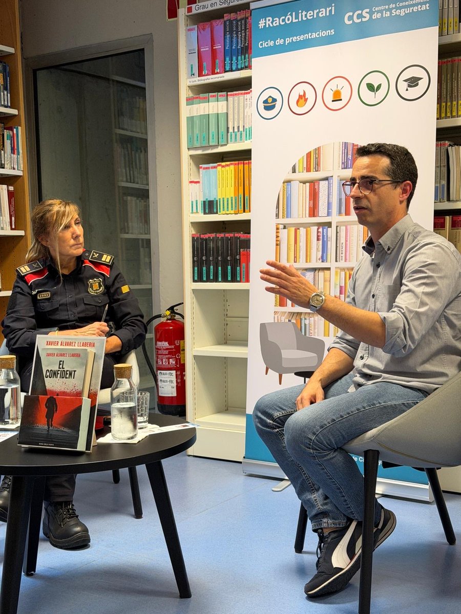 📚Bona acollida ahir del 1r #RacóLiterari del CCS!

✍️Gràcies a @XavierAlvarez_ <a href="/mossos/">Mossos</a> per haver-nos mostrat el seu vessant d'escriptor i descobrir-nos la feina de perfilador criminal. Sovint la realitat supera i "trepitja" la ficció...

💭Gràcies també a tots els assistents!