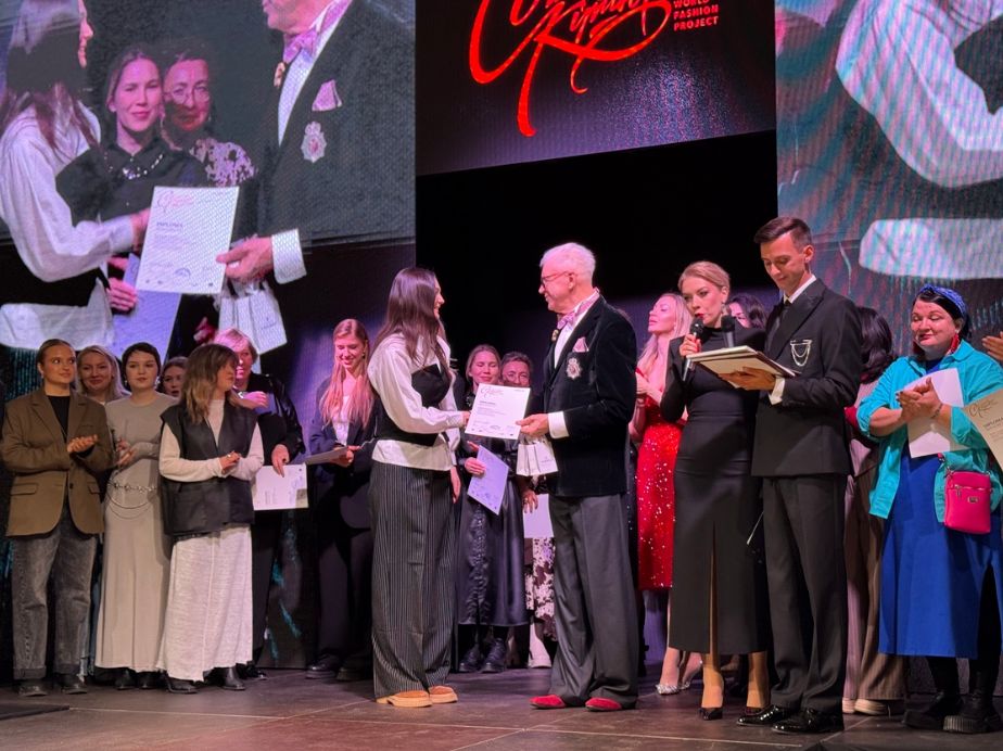 yo_vstu's tweet image. Полина Купреенко – обладатель «СЕРЕБРЯНОЙ ПУГОВИЦЫ» международного конкурса дизайнеров одежды «Сибирский кутюрье»

vstu.by/news/3360-poli…