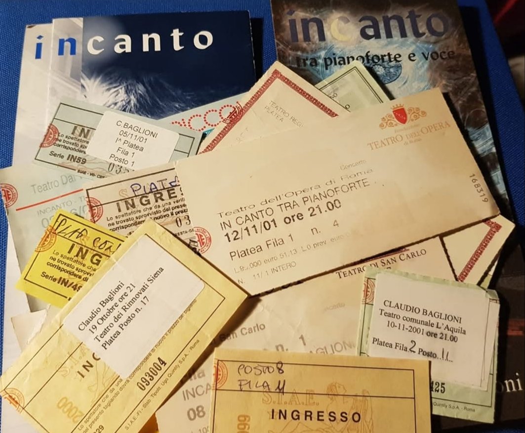 CeciliaOnda's tweet image. #15ottobre 2001, ripartiva dal Carlo Felice di Genova il Tour voce e pianoforte ad Incantare i Teatri più belli d&apos;Italia in un&apos;atmosfera intima e molto emozionante ❤
E così sarà dal 27 Ottobre per una nuova magia #pianodivolosolotris  @ClaudioBaglioni 🥰 
youtu.be/vyk4kRRuwQc?si…