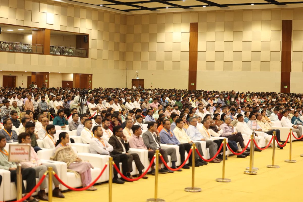 દિવાળીના પૂર્વે આજે રાજ્ય સરકારે કરોડો રૂપિયાના વિકાસ કાર્યો નાગરિકોના ચરણે ધર્યા છે. 

'વિકાસ સપ્તાહ' અને 'શહેરી વિકાસ વર્ષ 2025' ની ઉજવણીના ભાગરૂપે આજે ગાંધીનગરના મહાત્મા મંદિર ખાતે શહેરી વિકાસ, આરોગ્ય, શિક્ષણ સહિતના વિવિધ વિભાગોના ₹2885 કરોડથી વધુના વિકાસ પ્રકલ્પોનું લોકાર્પણ
