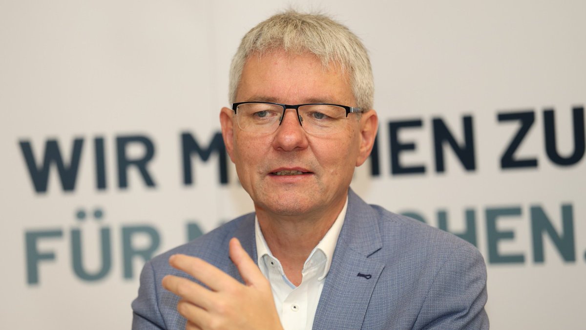 "Wir müssen eine Ermöglichungskultur etablieren", forderte Dr. Achim Dercks, stellv. #DIHK-Hauptgeschäftsführer, in der #PEAG Personaldebatte: "Zwar will die Bundesregierung Bürokratieabbau angehen, aber Unternehmer glauben nicht mehr dran, weil wir schon so lange darüber reden."