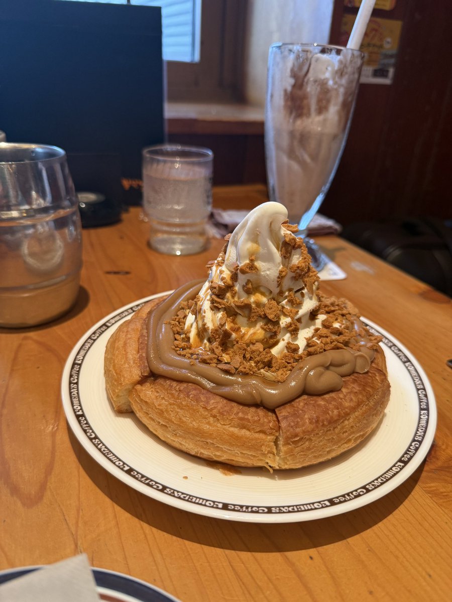 atamaitai_4989's tweet image. コメダでシロノワール食べました。
マロンだったけど
真夏だとソフトクリームがすぐに溶けちゃうけど
ちょうど良い感じに溶けずに最後まで食べれて幸せになったよ🌰
#P活名古屋
#P活栄
#P活金山
#コメダ珈琲
#キャラメルマロン