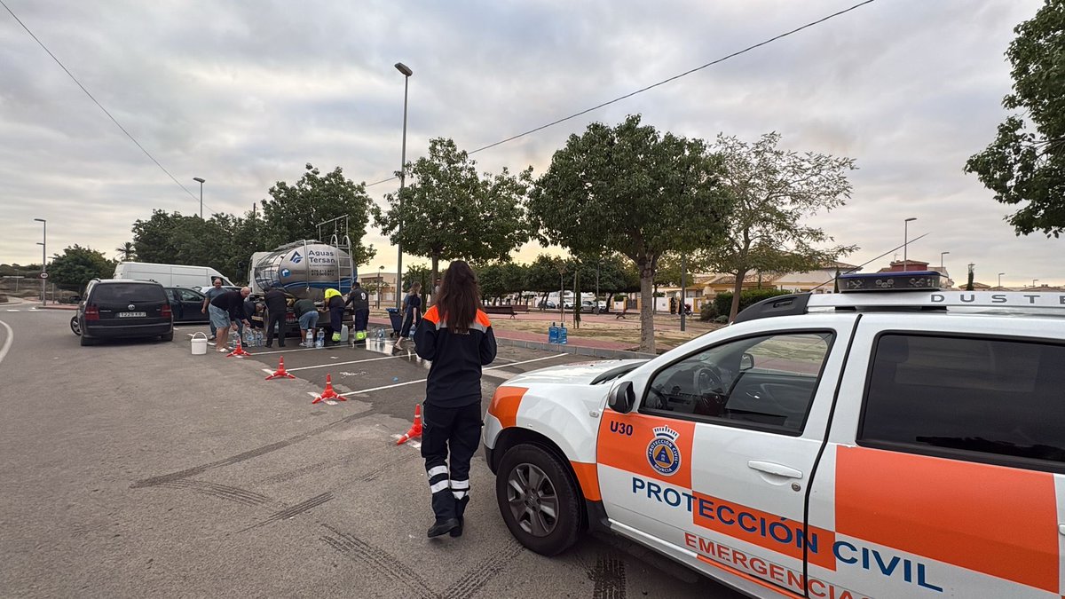 EmergenciasMur's tweet image. 🚰 Las cubas de distribución de agua ya se encuentran en los puntos establecidos por @EMUASA_Clientes para atender a las zonas afectadas por el corte de suministro.

Se ruega hacer un uso responsable del agua. 💧
