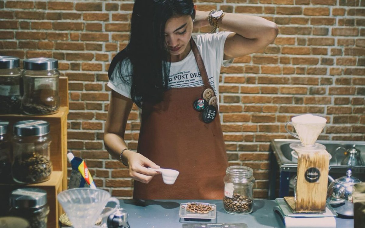 koffiegek's tweet photo. De kracht van een goede barista: sfeer, smaak &amp; service https://t.co/ebepbBvjpd #barista #koffiegek #koffie https://t.co/aA0Rhdrij2
