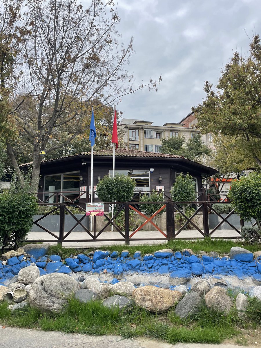 beynimex's tweet photo. @esenlerbelediye saat sabah 10.30 hiçbir dükkan (bakın kafe falan demiyorum ki zaten kafe yok etrafta) dükkan açık değil. Şarjım çok az ve hava buz gibi sadece arkadaşım gelene kadar ısınmak için kütüphaneye girdim. Kütüphane BOMBOŞ 2 3 tane öğrencivar sadece başka hiçbir masa + https://t.co/X7HUt7Sjm9