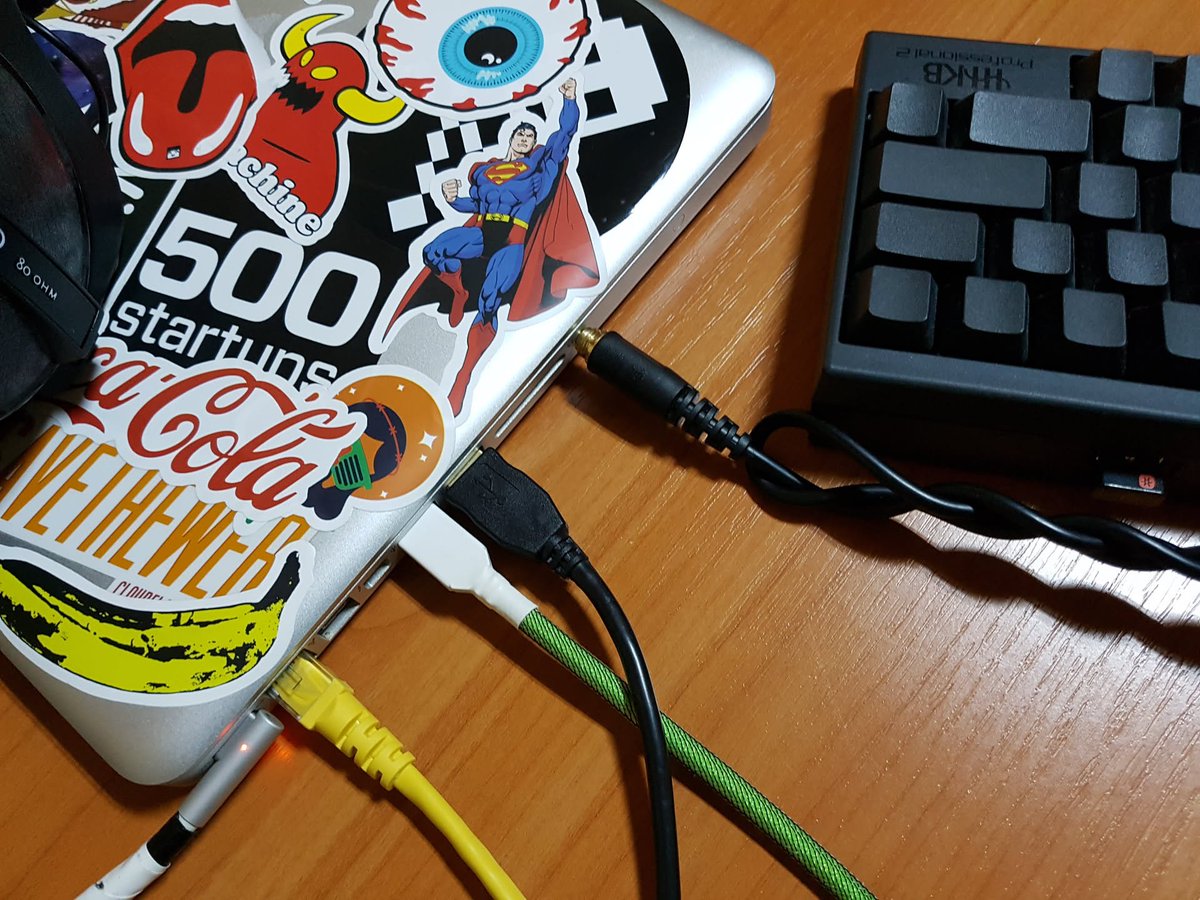 risico's tweet photo. Who remembers that Macbooks had an ethernet port? https://t.co/1Tk8ZcBvQp