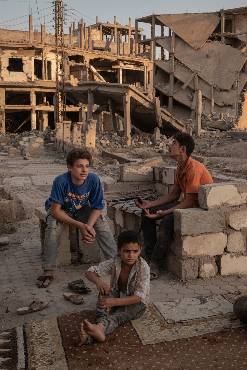 IntSyria25's tweet photo. "نحتاج فقط إلى الكهرباء والماء، وبعد ذلك سنعيد الباقي بأنفسنا".
قام فريق من مراسلي ومصوري صحيفة نيويورك تايمز الأمريكية بجولة عبر معظم أنحاء سوريا، و��ضوا عدة أيام في دير الزور.

يتحدث تقرير الصحيفة عن أكثر مدن سوريا تدميرًا، حيث تقسم عبر الفرات بين الحكومة وقسد. 

دمار هائل طال 75% من بنيانها، وفقر يصيب 88% من السكان، بالإضافة للتراث الثقافي الذي تأثر بوحشية نظام الديكتاتور الهارب بشار الأسد. ورغم ذلك، يتمسك أهلها بالأمل في إعادة بنائها رغم التحديات السياسية والاقتصادية.

 ▪︎المقال كاملاً عبر موقع منصة #INT

https://t.co/VSLfXCxb3O

#Deir_alzour
#syria