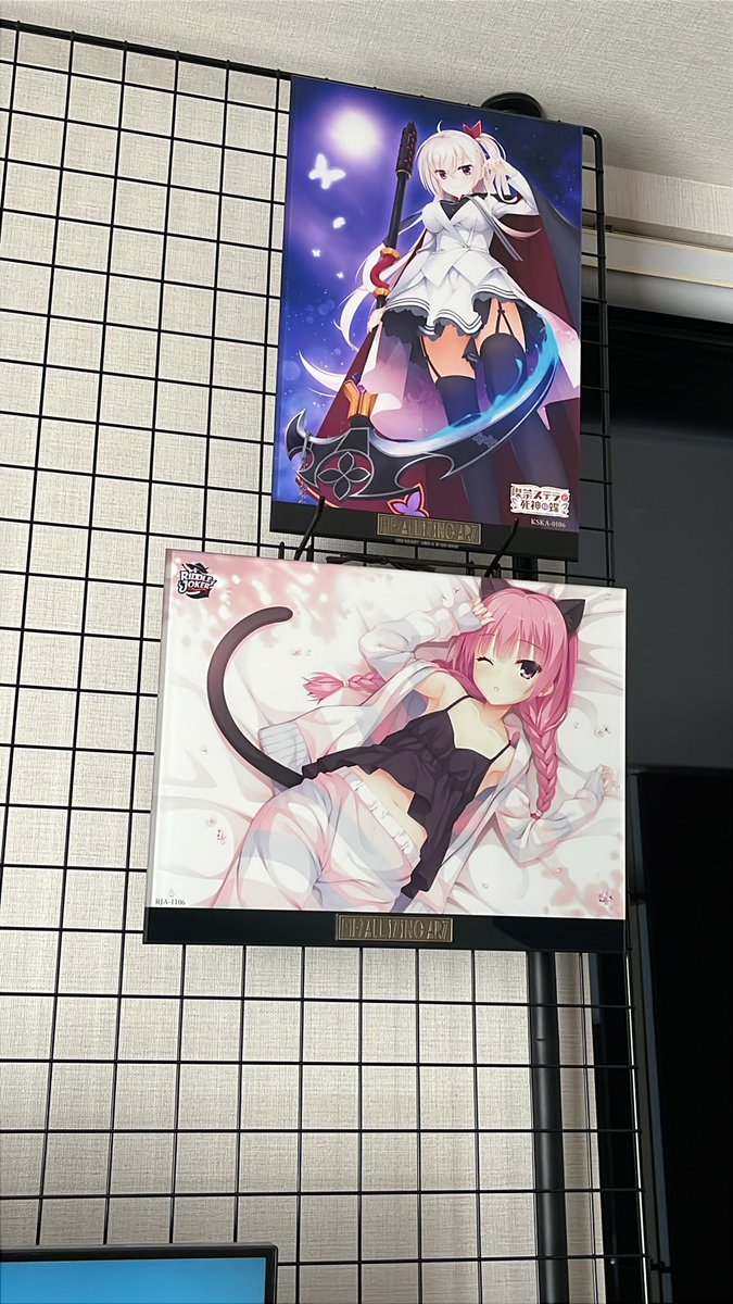 今更気付いたんだけど、メタライズアートの下に書かれてるコードは

KSKA→喫茶（カ（K）フェ）ス（S）テラの明月栞那（KA）

RJA→RiddleJokerのあやせ（A）ってことかな？

三司（M）は付かなかったのか。