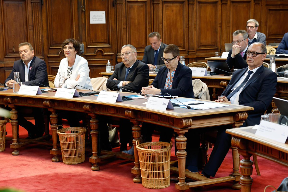 ADepartementsF's tweet image. 🚀 Séminaire passionnant hier sur l&apos;IA envisagée comme une opportunité stratégique pour nos départements et non une menace. 

L’enjeu ? Comprendre le monde dans lequel nous évoluons. L’IA ne remplace pas, elle donne à nos départements la chance de démultiplier leur impact.