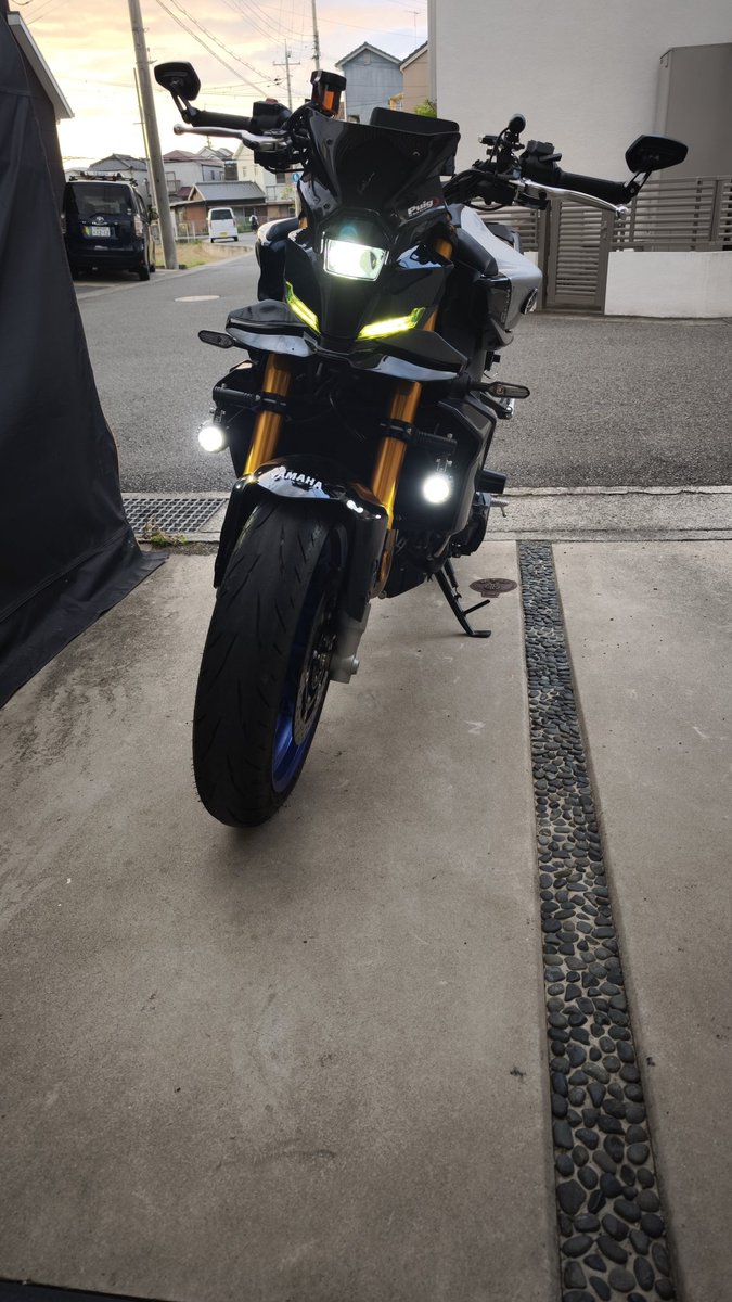 86na6565's tweet photo. MT09のヘッドライトが暗すぎ狭過ぎで夜走れないのでフォグ装着 https://t.co/NZ7RqPnEWb