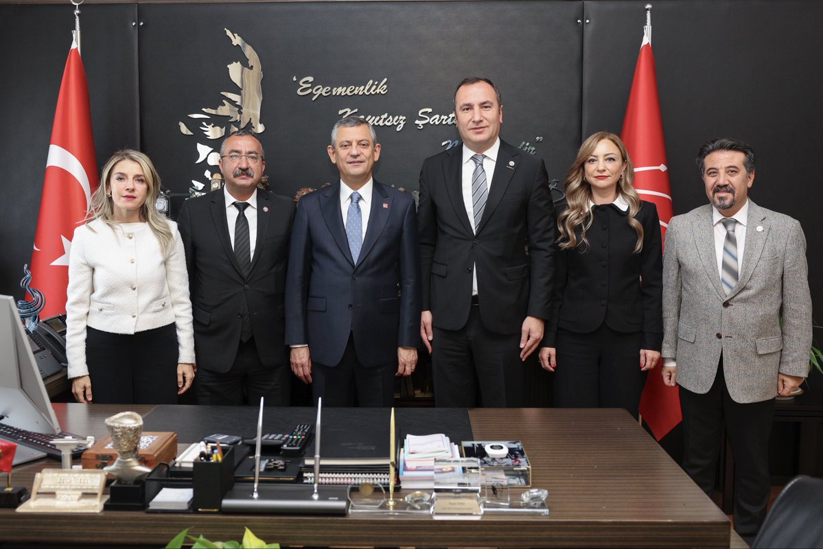 20. kuruluş yıldönümümüz adına düzenlediğimiz “Fakir Baykurt Onur Ödülü” etkinliğimiz için, Cumhuriyet Halk Partisi Genel Başkanı Özgür Özel, CHP Grup Başkan Vekili Ali Mahir Başarır, Milli Eğitim Bakanlığından Sorumlu Genel Başkan Yardımcısı Suat Özçağdaş ve Çalışma ve Sosyal