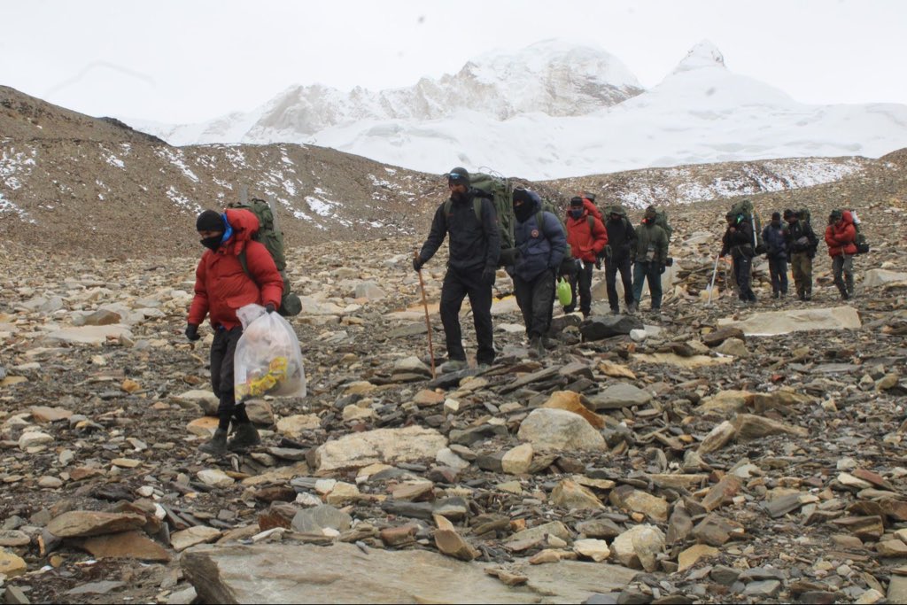 westerncomd_IA's tweet photo. #StrongAndCapable
To commemorate #1965VijayKe60Saal🇮🇳, a team of 13 Garhwal Rifles, scaled the summit of Mt #Bhagirathi-II in Uttarakhand.
The team also undertook #SwachhtaHiSeva actions at Gangotri & #OutreachProgram in Border Village Jhala, Uttarkashi, reaffirming commitment of #IndianArmy to #SwachhBharatMission & #VibrantVillage.
Har kaam desh ke naam🇮🇳
#KhargaCorps
#PineDivision
@adgpi
@prodefencechan1