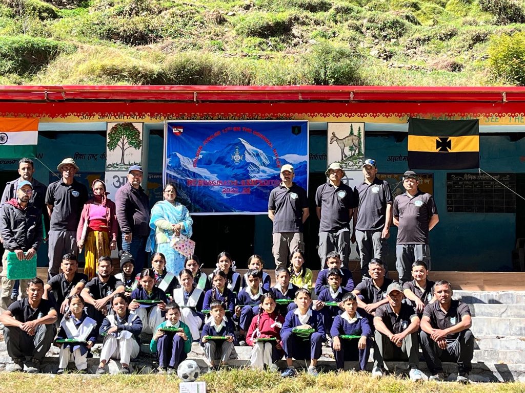 westerncomd_IA's tweet photo. #StrongAndCapable
To commemorate #1965VijayKe60Saal🇮🇳, a team of 13 Garhwal Rifles, scaled the summit of Mt #Bhagirathi-II in Uttarakhand.
The team also undertook #SwachhtaHiSeva actions at Gangotri & #OutreachProgram in Border Village Jhala, Uttarkashi, reaffirming commitment of #IndianArmy to #SwachhBharatMission & #VibrantVillage.
Har kaam desh ke naam🇮🇳
#KhargaCorps
#PineDivision
@adgpi
@prodefencechan1