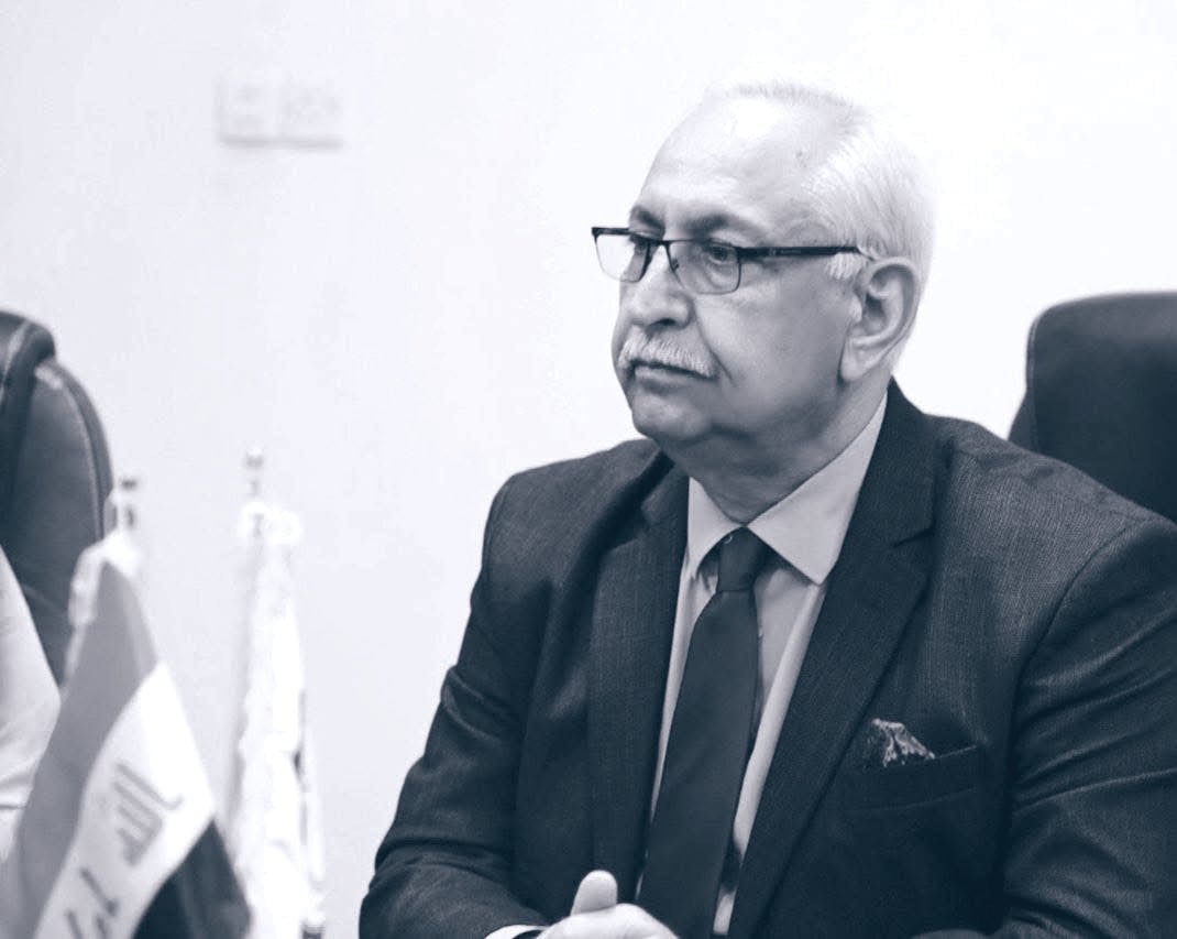 من صفحة الكتور عماد عبد اللطيف <a href="/emadabdullatief/">عماد عبد اللطيف سالم</a> 

قالَ لي "قائِلٌ" (والعُهدةُ على "القائِل" طبعاً، وليسَ عَلَيّ)..
أن دونالد #ترامب كان يرغب من خلال اشارته الى #العراق أثناء خطابه في قمة شرم الشيخ يوم أمس، في ايصالَ "رسالةٍ" مفادها: إنّ هذا النمط  "البائس" و"الفوضوي" في ادارة