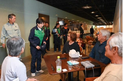 tokyo_bousai's tweet photo. 【台風第22号・第23号への対応】小池知事は令和７年台風第 22 号及び第 23 号により被害を受けた八丈島を視察しました。被害状況を確認するとともに、島民の方々、山下八丈町長のお話を伺いました。視察後、知事は「町長とこれからも連携とりながら、しっかりと都民の皆さんをお守りし、そして復旧・復興に向かっていくように、すぐやること、中期、長期、にらみながら進めていきたい」と述べました。