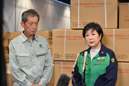 tokyo_bousai's tweet photo. 【台風第22号・第23号への対応】小池知事は令和７年台風第 22 号及び第 23 号により被害を受けた八丈島を視察しました。被害状況を確認するとともに、島民の方々、山下八丈町長のお話を伺いました。視察後、知事は「町長とこれからも連携とりながら、しっかりと都民の皆さんをお守りし、そして復旧・復興に向かっていくように、すぐやること、中期、長期、にらみながら進めていきたい」と述べました。