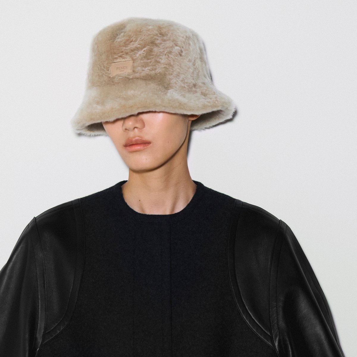 FENDI ホワイト 手袋 カシミヤ・シープスキン FENDI ホワイト 手袋 カシミヤ・シープスキン マキシストール ファー