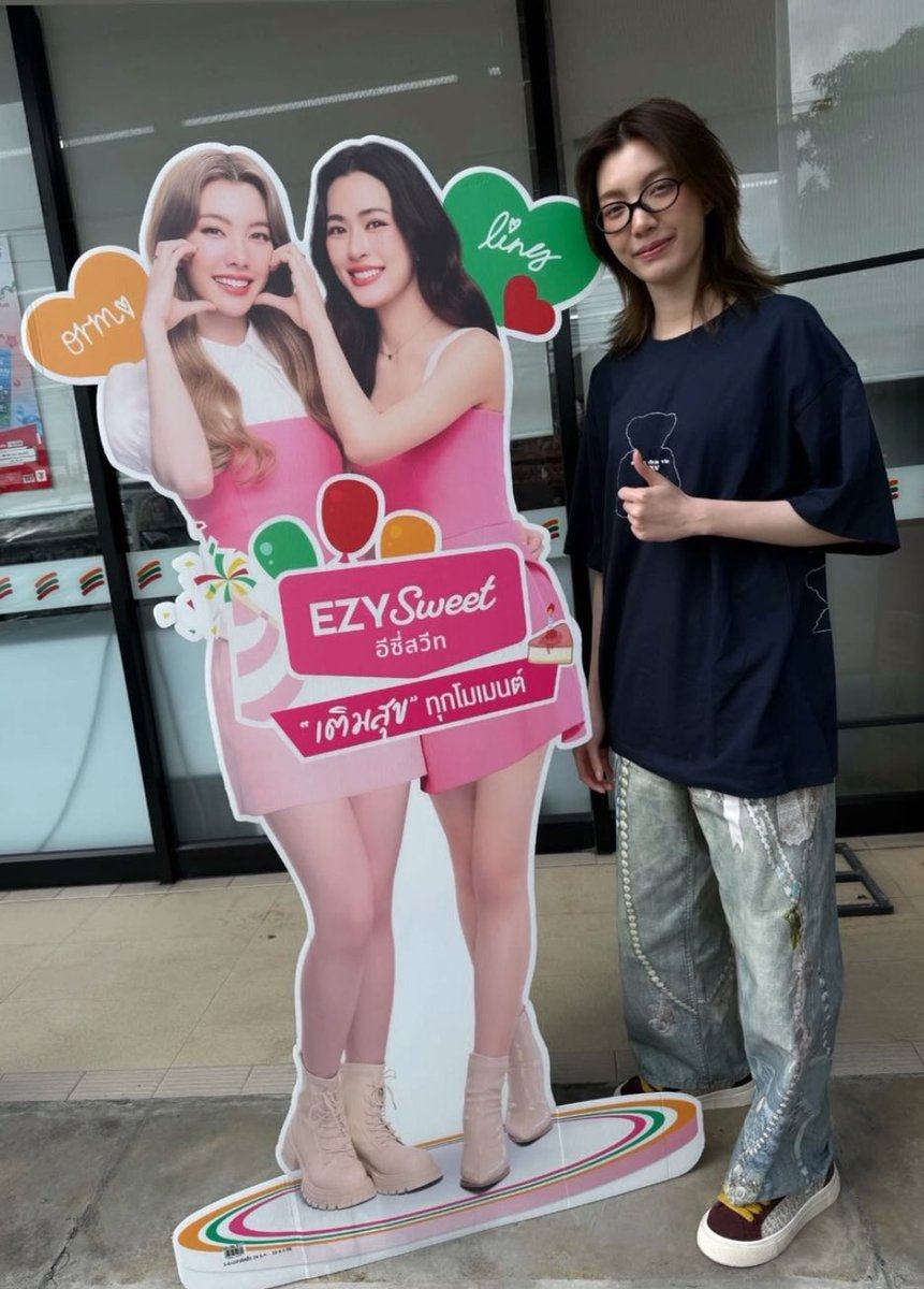 แฟนเกิร์ลคนนี้ไปถ่ายรูปคู่กับสแตนดี้หลิงออมคือหน้าคล้ายน้องออมมากกกกกกก แต่ดูท่าละน่าจะเมนพี่หลิง ฉันเคยเหนน้องเขาไปถ่ายรูปคู่กับสแตนดี้หลายครั้งนะ ยืนข้างพี่หลิงตลอด