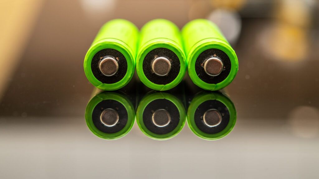 RenewableCNews's tweet image. Battery made from natural materials could replace conventional lithium-ion batteries renewable-carbon.eu/news/?p=168960 #batteries #biodegradability #bioeconomy #biomaterials #energystorage #RenewableCarbon