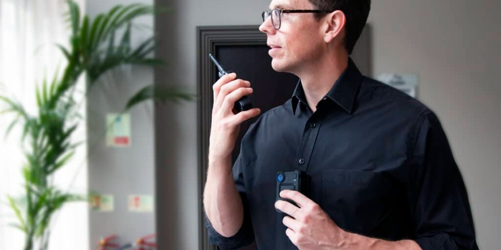 📸 Choosing the right body-worn camera?

We’ve compared the Motorola VB400 and V200 to help you pick the best fit for your team’s safety and accountability.

👉 Read more: ow.ly/5c7950XaX1y

#BodyWornCamera #DCRS #WorkplaceSafety