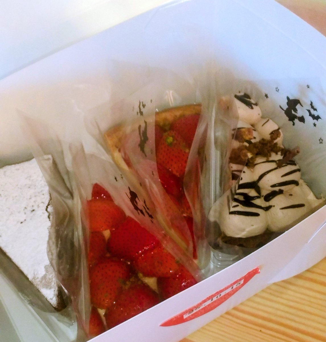 riruka_bully's tweet photo. フルーツケーキファクトリーのタルト大好き🤤
いちごタルト100円引きにつられてちょっと贅沢しちゃった(ﾉ≧ڡ≦)☆
問題はいちごタルトを上手に食べる方法🤔
いつもボロボロになっちゃうから家でしか食べられません🤣
綺麗に食べられる人いるなかな😂 https://t.co/q1AdRXv97Y