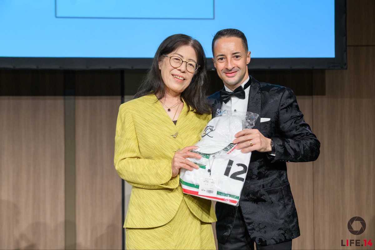 先週木曜日、ルメール騎手は大阪で開催された在日フランス商工会議所（CCIFJ）ガラディナーにゲストとして出席しました。 ゴディバ ジャパン社長 のジェローム・シュシャン氏、LVMHジャパン社長のノルベール・ルレ氏らと共に。