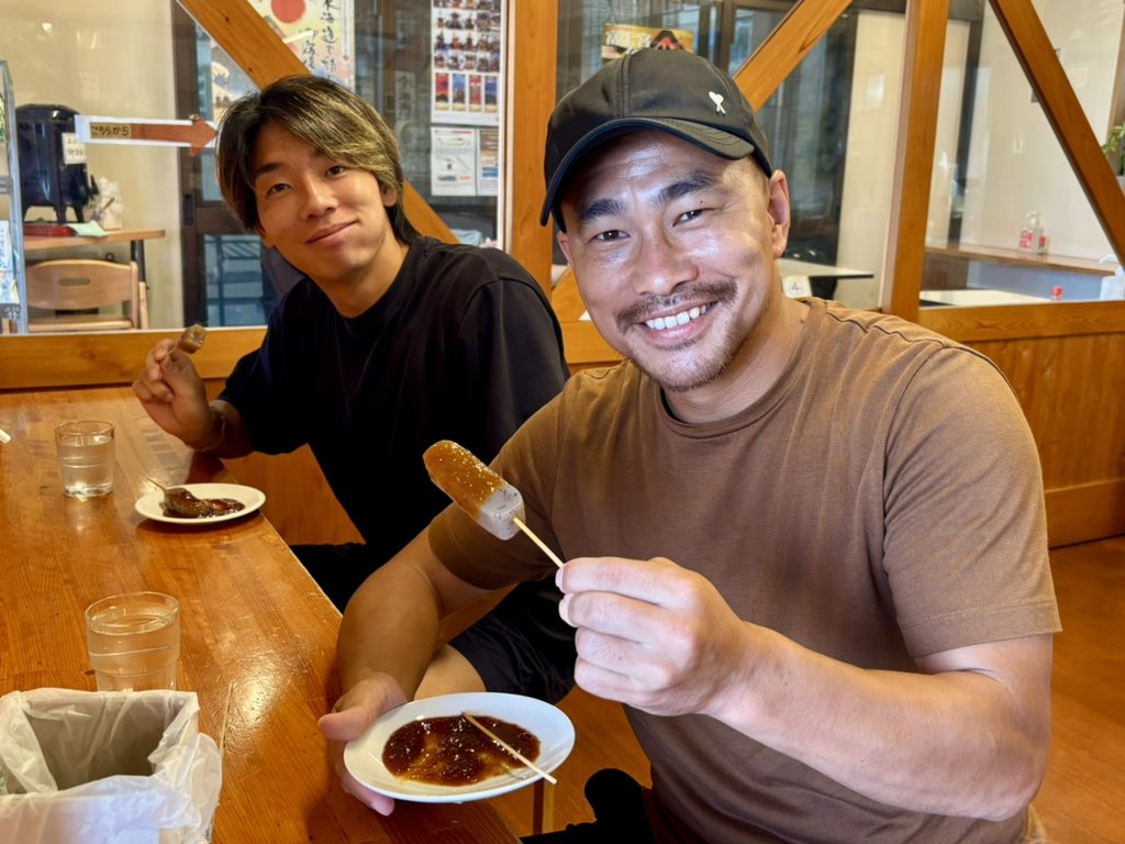 ⠀
／
#エスパルスさんぽ #富士宮 編
ウラバナシ🤫
＼

この日、お昼頃からの撮影だったため、
おなかがぺこぺこだった
#吉田豊 選手と #蓮川壮大 選手

撮影前にみそ田楽を食べていました🍢😋

#トコチャン #VIVA_SPULSE #spulse #エスパルス