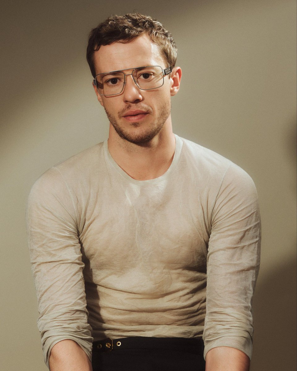 joequinnhq's tweet image. 🔴 Joseph Quinn for Versace.