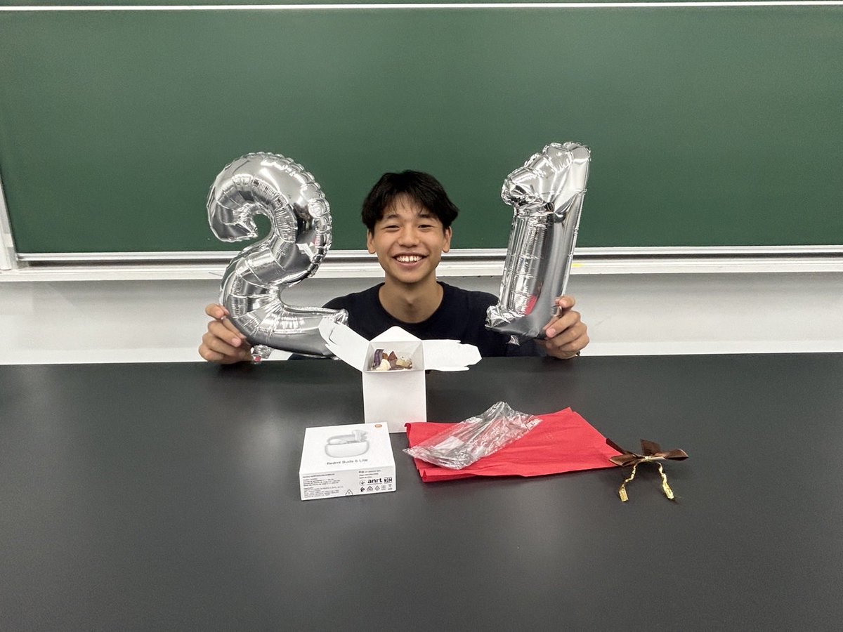 ainote_ob's tweet photo. 🫧Happy Birthday🫧

9/18はあいのてのベース、たちのお誕生日でした！
同期の中で最も背が高い大男ですが、いつもニコニコで楽しい時は思いっきり笑う朗らかで素敵な人です😆いつもバンドを明るくしてくれてありがとう！
チャームポイントは大きなお口、ということでクソデカスプーンを贈呈しました🎉 https://t.co/uSlBJcEAIu