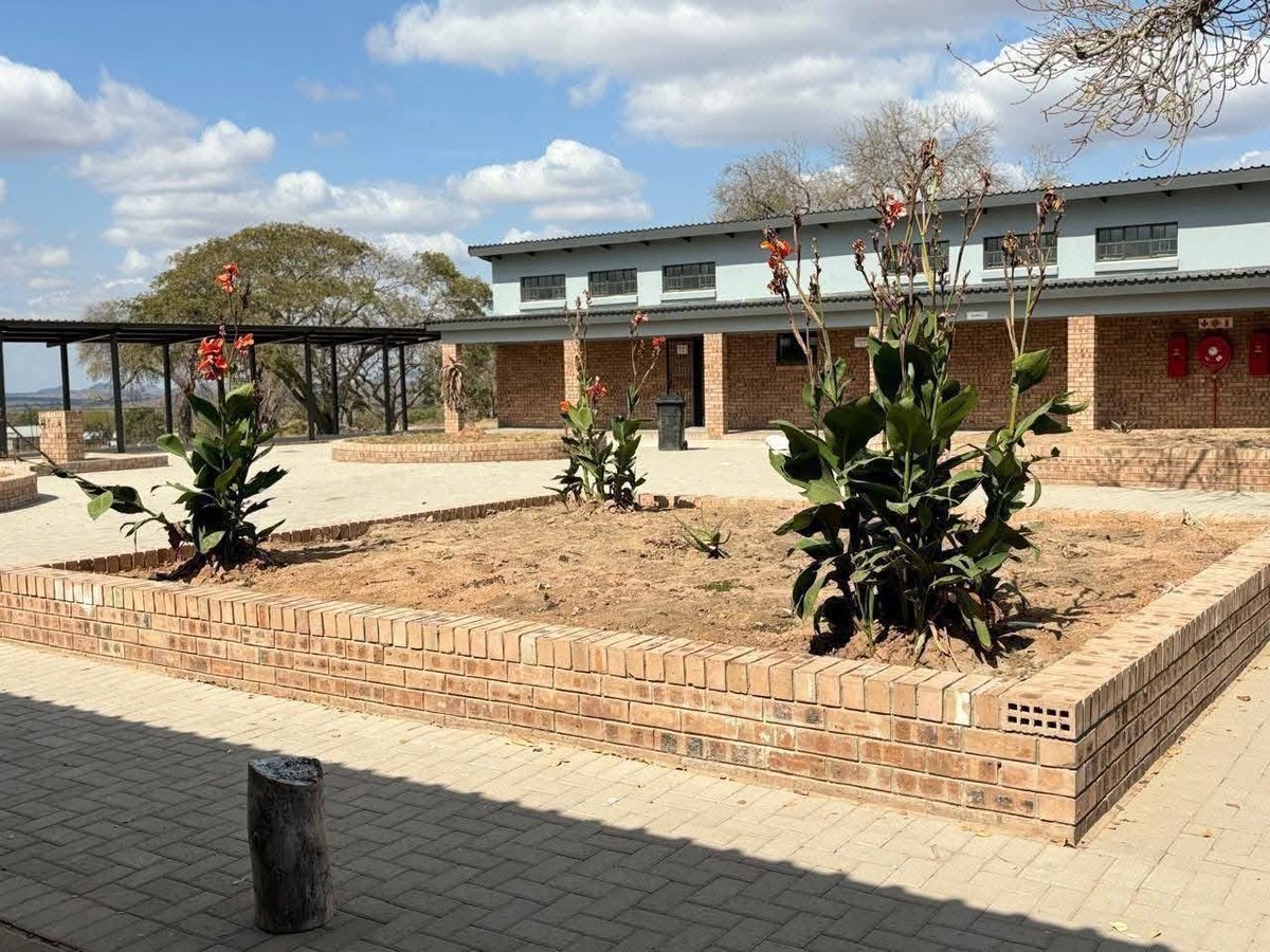GCISMpumalanga's tweet image. Mpumalanga Premier @Mandla_Ndl will officially open the new state of the art Godide Secondary School in Thulamahashe @BbrMunicipality today, aiming to improve educational quality and learner performance. #InfrastructureDevelopment #educationforall #GovZAUpdates