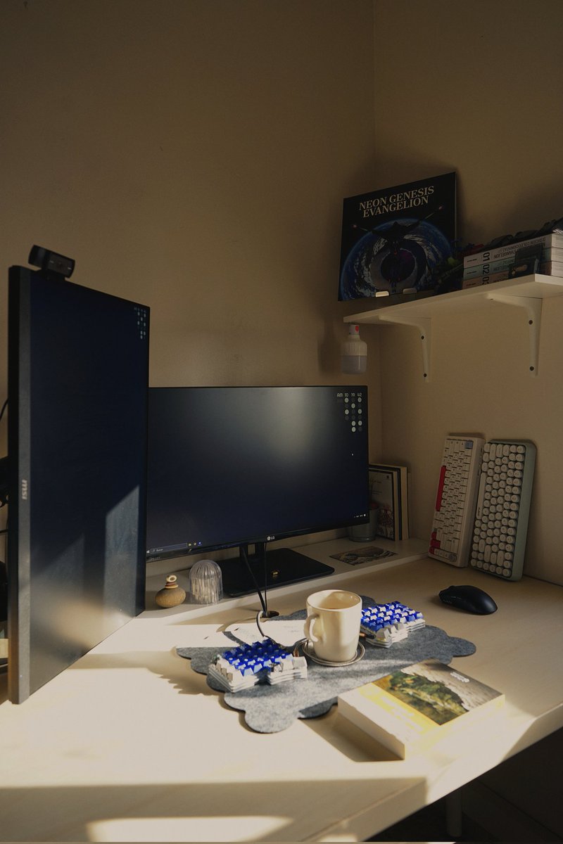 morning natural light 
💆🏼☕🖥️

#desksetup