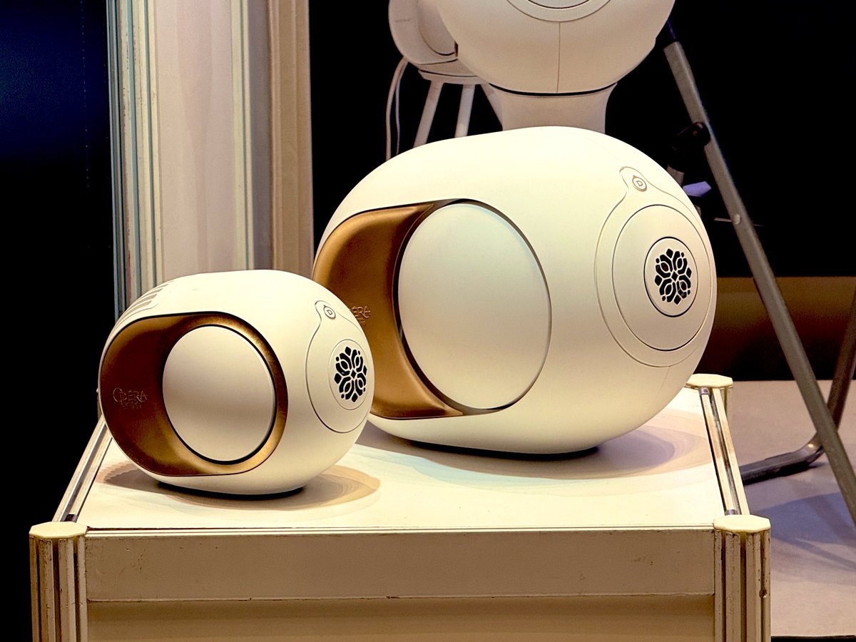 pw_audio's tweet photo. デビアレの「PHANTOM ULTIMATE」のオペラ座バージョン。ゴールドの仕上げも美しいです。
前モデルからの進化点は、ウーファーが再設計されているほか、花びらのような開口部も10%ほど拡大。CEOのジャックさんによると、「音質的にも明瞭性が高まっています」とのこと
#デビアレ
#DEVIALET https://t.co/UOvEIKAKUf
