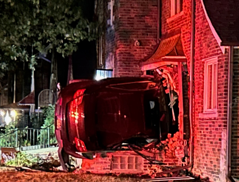 cyndejohnson's tweet photo. A crash on Roselawn near Curtis — a car into a house.
One trapped in the car, another in the house.
The male driver, reportedly going 50+ mph, rolled and was ejected through the windshield.
Gas meter hit, pole sheared, DTE requested.
 @FOX2News  #Detroit #Breaking https://t.co/1EwrgqR8Lb