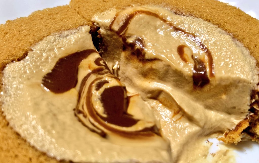 【生キャラメルロールケーキ】
ローソン 286円 261kcal
4.0
食べるとビターなキャラメルの風味が口一杯に広がり
しっとりふんわりしたロールケーキの甘さでバランス良い味わいになっていてとても美味しい
とはいえビター感強めで結構大人よりなスイーツ