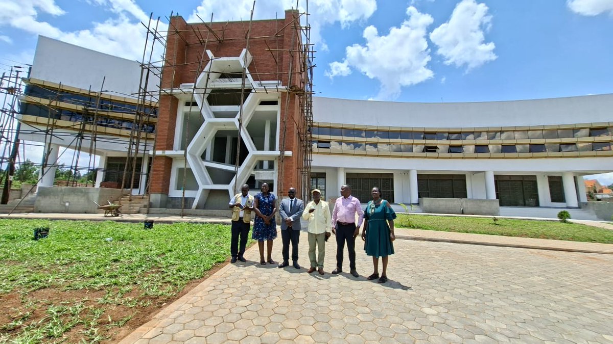 MAAIF_Uganda's tweet image. Honey export hub ready to serve beekeepers: A technical team from the MAAIF Department of Entomology visited and assessed the readiness of East Africa's largest honey export hub, which was constructed in Gayaza, Wakiso District.
#EntomologyUG
#AgricultureUG