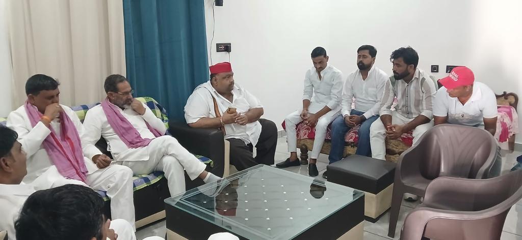 जिला सहारनपुर के ग्राम  मिरकपुर में आयोजित पीडीए चौपाल के लिए जाते हुए देवबंद में भाई धर्मवीर खटाना,रिंकू अवाना, टिंकू अरोड़ा, भीम खटाना, चौधरी ईश्वरपाल, अनिल चौधरी, वंशराज चौहान, पंकज खटाना व समस्त टीम ने स्वागत किया ।
<a href="/samajwadiparty/">Samajwadi Party</a> 
#samajwadipartyofficial