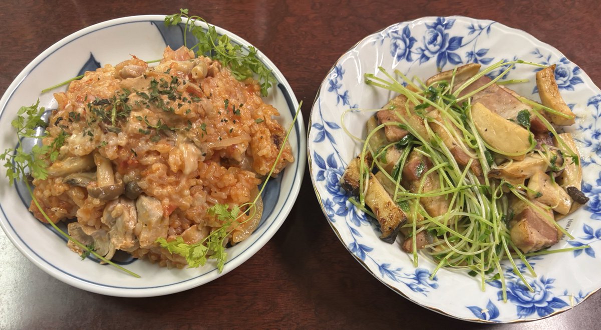 今日の晩飯は

炊き込みチキントマトリゾット🌾🍅🕊️
燻りベーコンとエリンギ炒め🥓🍄

食べたい人いますか？？？
