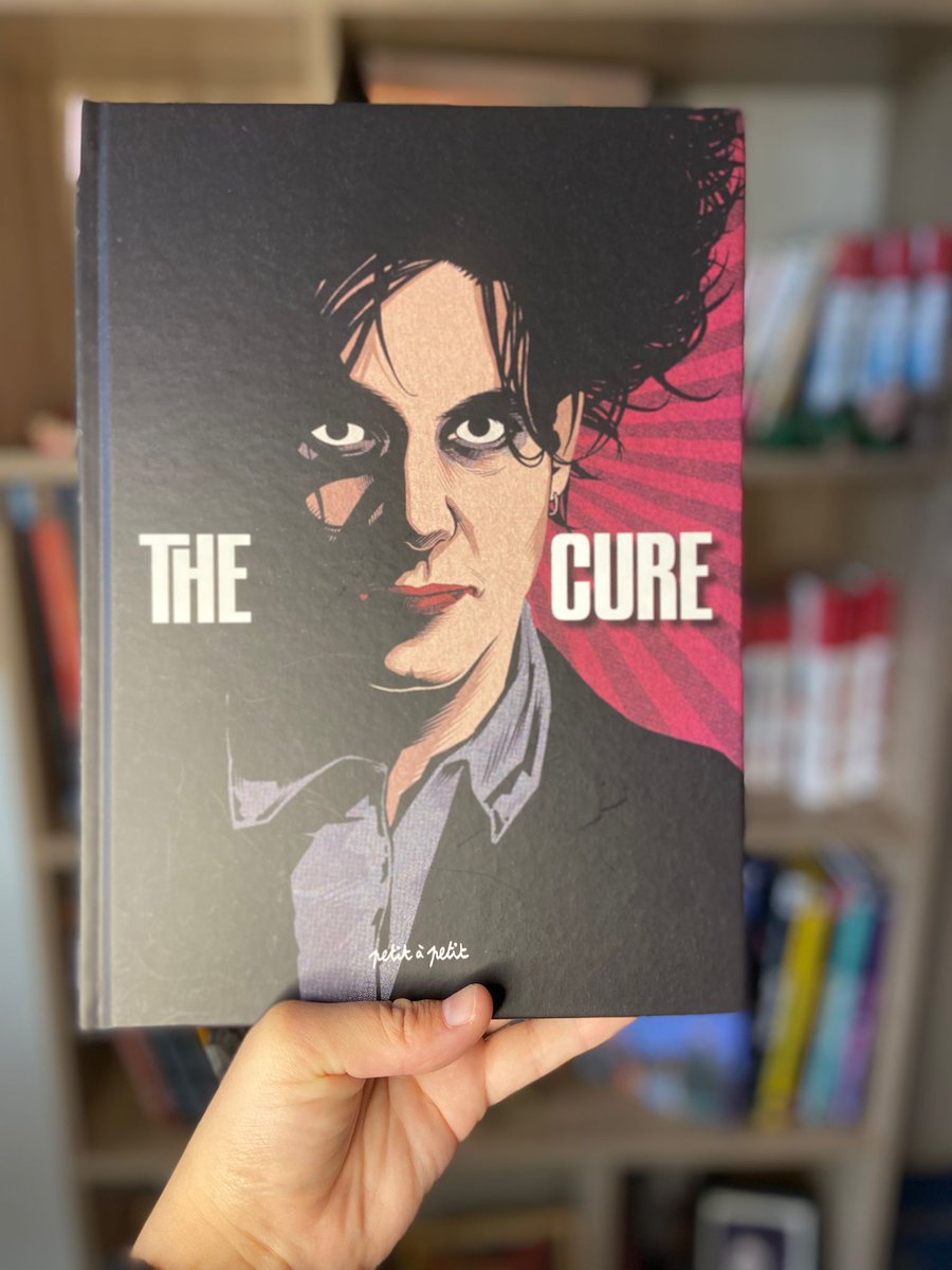 PETITAPETIT__'s tweet photo. 📣 Aujourd'hui EN LIBRAIRIE :
The Cure 🎸
🖋️ Scénarios et documentaires : Jérémy Wulc
🎨 collectif de dessinateurs
➡️ Disponible en librairie et sur https://t.co/QbspEB5fUF
#BD #DocuBD #thecure #bandedessinée #NouvelleSortie #nouveauté #poprockenBD #robertsmith @jeremyWulc https://t.co/Jus58JQV8N