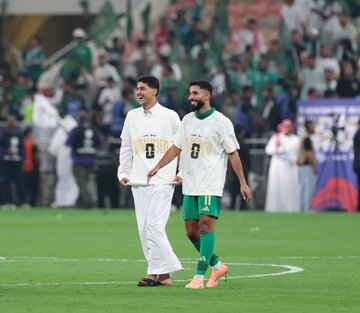 🇸🇦 فرحة الوطن في كل زاوية، دموع الفرح على وجوه الجميع، الأخضر السعودي أعاد لنا الثقة والفخر، ألف مبروك لكل محبي الرياضة والفخر الوطني #الأخضر_إلى_كأس_العالم_2026 #المره_السابعه