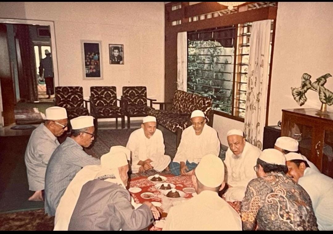 Perkumpulan indah penuh berkah: Hb. Anis bin Alwi Alhabsyi (Solo),
Hb. Ahmad Alhabsyi (Sewun) kakaknya Hb. Anis, dan
Hb. Abdul Qadir bin Ahmad Assegaf (Jeddah).

Semoga kelak kita berkumpul dgn beliau semua dan bersama Sayyidul Wujud, Khairul  Basyar, Rasulullah saw.