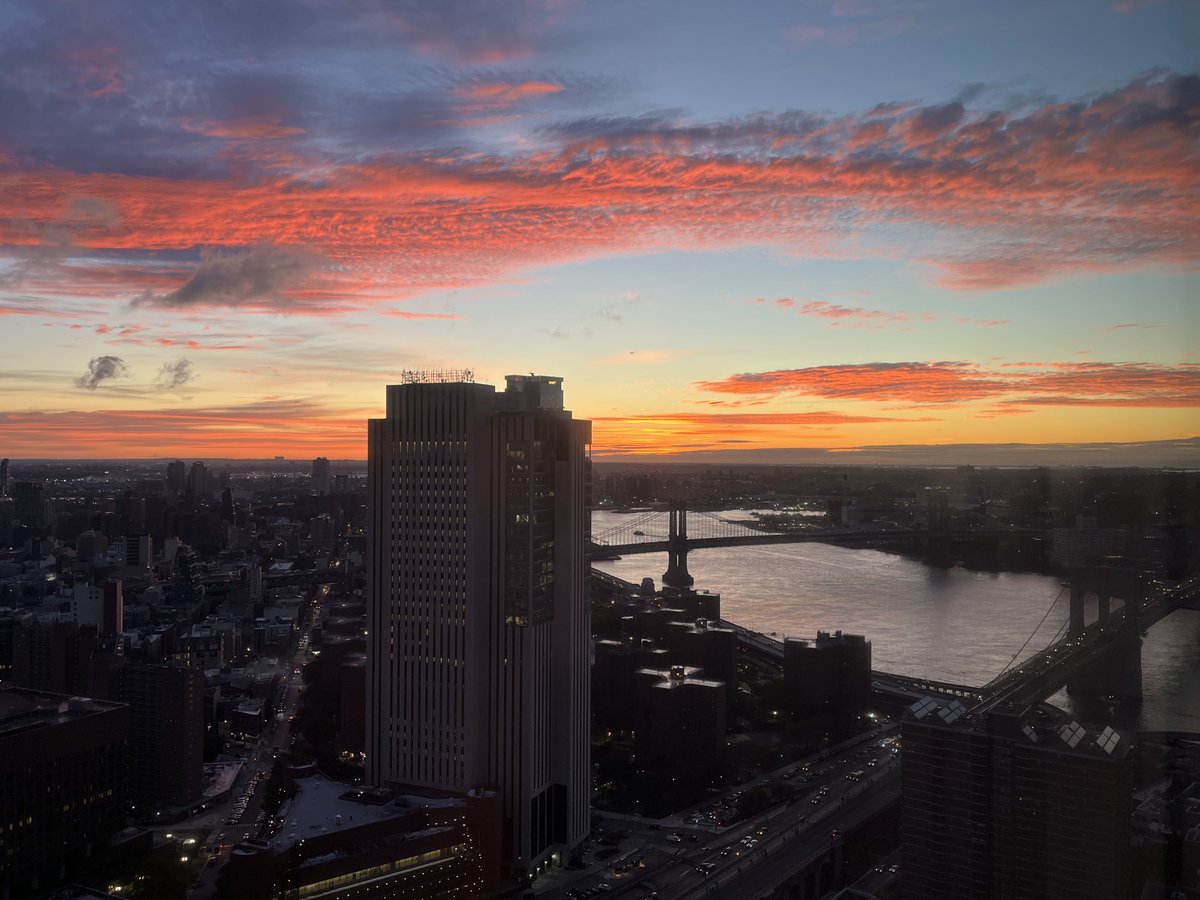 ruhlnyc's tweet image. Good Morning -
Wednesday, 15 October 2025

Sunrise over Chinatown 

#sunrise #TwoBridges #Chinatown #NewYorkCity #RUHLNYC