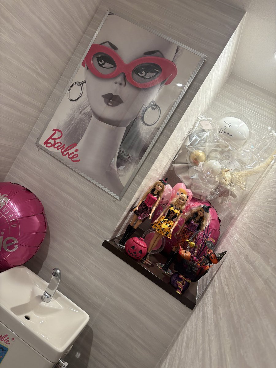 barbiegion's tweet photo. #Halloween 
#Barbie 
トイレ🚽のハロウィン🎃 https://t.co/Wy1SWzw1IZ